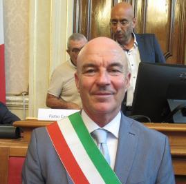 Troppa gente in giro, il sindaco di Livorno chiude i molletti e ai cittadini dice: “Limitate le uscite”
