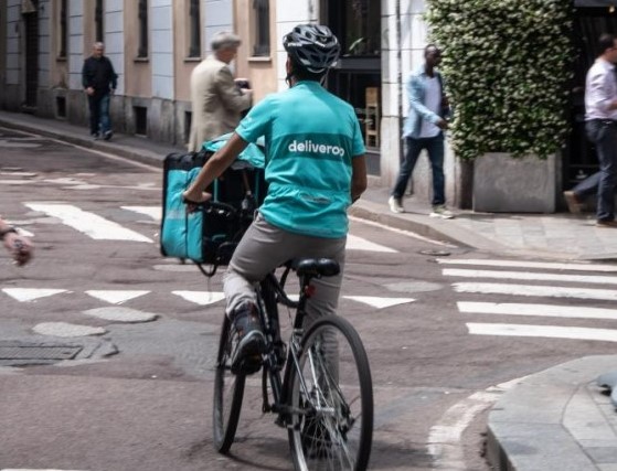 Rider, oggi sciopero delle consegne: presidio Nidil Cgil a Firenze in piazza Signoria