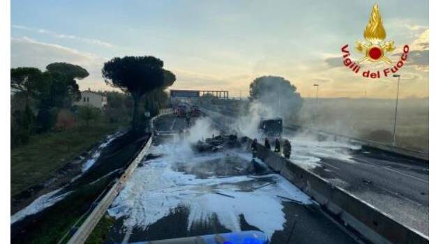 Cisterna in fiamme in Fi-Pi-Li, Baccelli: &#8220;Nessun ferito. Stiamo monitorando la situazione. Ripristino non sarà breve&#8221;