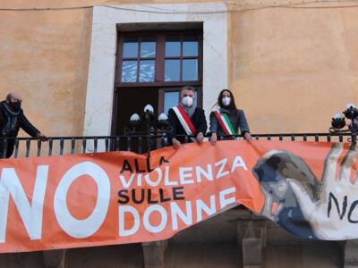 Pisa, su Ponte di Mezzo la bandiera contro la violenza sulle donne
