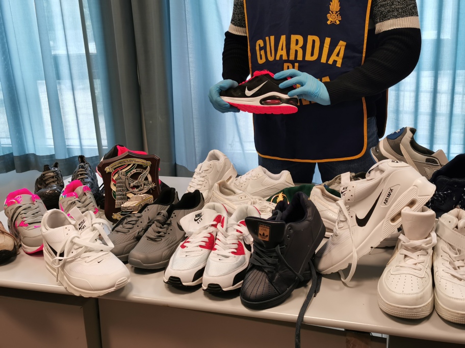 Vendevano scarpe contraffatte online: denunciata una intera famiglia a Pisa