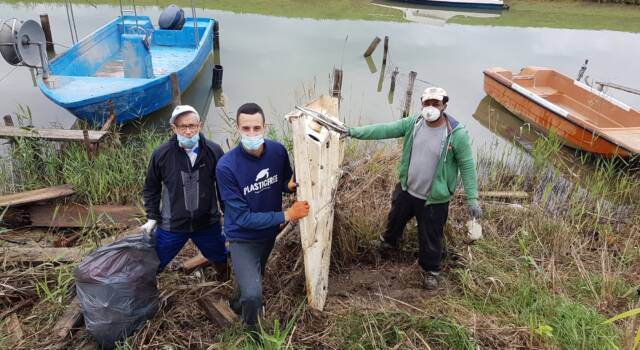 Livorno, acchiapparifiuti libera l&#8217;argine dei canali di via dello Scolmatore