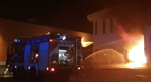 Incendio in un capannone e Empoli, vigili del fuoco anche da Firenze e Prato [foto e video]