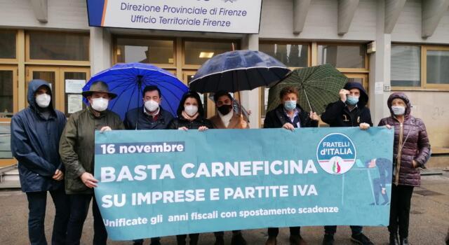 &#8220;Basta carneficina&#8221;, flash mob di Fratelli d&#8217;Italia sotto Agenzia delle Entrate