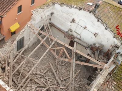 Crolla il tetto di un edificio, nessuna persona coinvolta (il video)