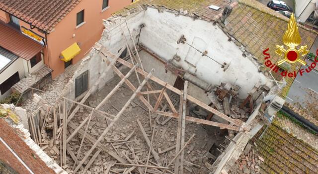 Crolla il tetto di un edificio, nessuna persona coinvolta (il video)