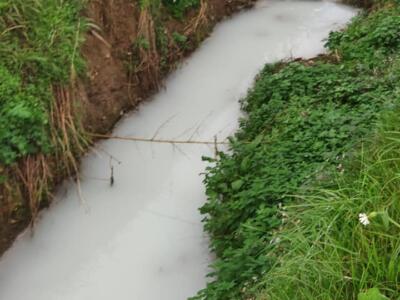 Il canale diventa “bianco latte” quando piove. Protestano i residenti