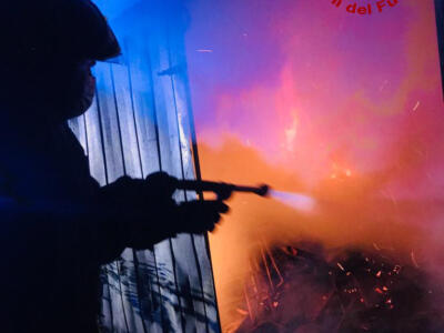 Montevalchi (AR) I vigili del fuoco al lavoro nella notte per un  incendio