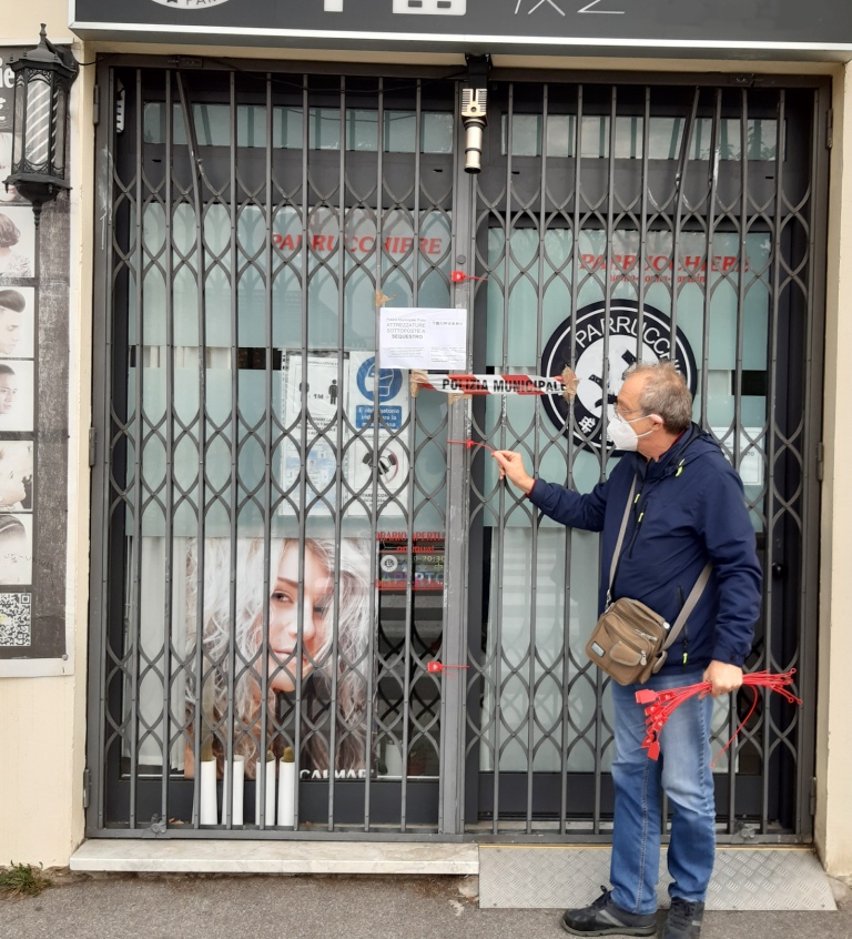 Parrucchiere senza requisiti: multa e sigilli al negozio a Prato