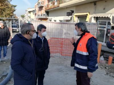 Carrara, il sindaco al cantiere del ponte ad Avenza: “Comportamento di Telecom da condannare”