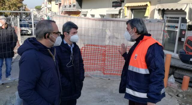Carrara, il sindaco al cantiere del ponte ad Avenza: &#8220;Comportamento di Telecom da condannare&#8221;