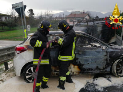 Auto in fiamme dopo l’incidente, tre feriti