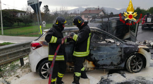 Auto in fiamme dopo l&#8217;incidente, tre feriti