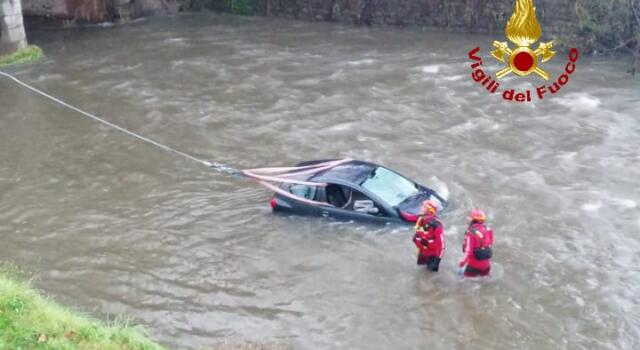 Con l&#8217;auto nel torrente in piena, paura a Pisa