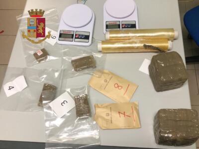 Due chili e mezzo di hashish e 15 mila euro in contanti in casa, due arresti a Lucca