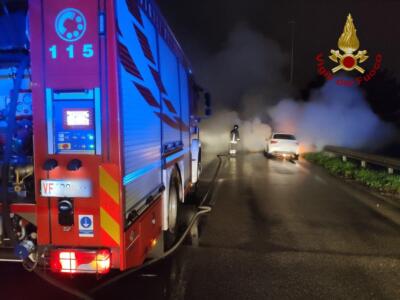 Auto in fiamme a Pistoia, chiuso per un’ora viale Da Vinci