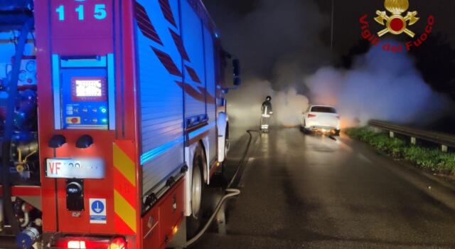 Auto in fiamme a Pistoia, chiuso per un&#8217;ora viale Da Vinci