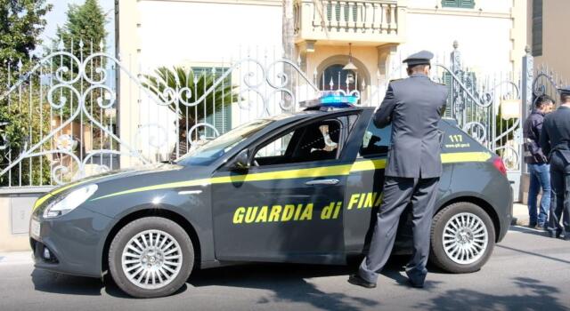 GDF Siena: sequestrati 10.000 addobbi natalizi non sicuri