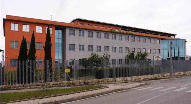 Contraffazione, oltre 1000 capi falsi sequestrati e due denunce a Lucca