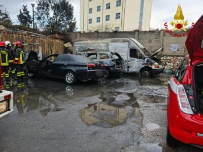 Incendio in un parcheggio, distrutti quattro mezzi