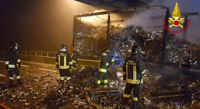 In fiamme tir che trasporta saponi e deodoranti sull&#8217;autostrada