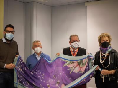 Il “Foulard d’Autore” di Regina Schrecker fa tappa a Siena alla Fondazione Toscana Life Sciences