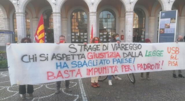 Strage di Viareggio, manifestazione davanti la stazione di Pisa