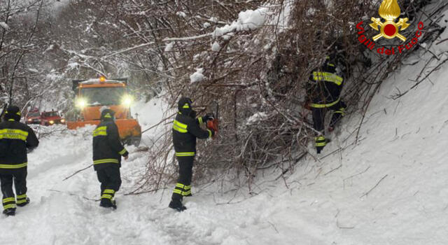Neve, la Provincia di Lucca chiede lo stato di emergenza. A Pistoia 25 unità dei vigili del fuoco