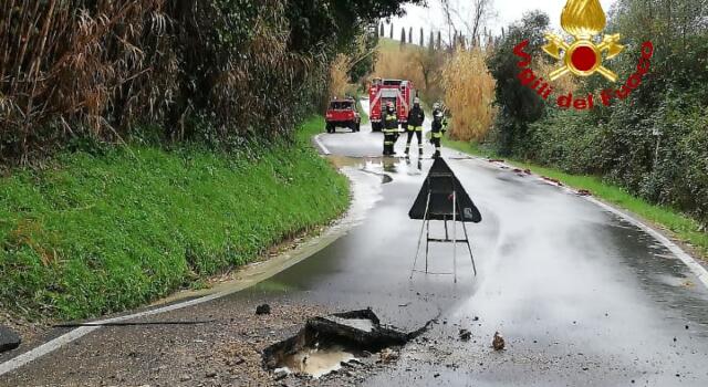 Fuga di gas su strada, vigili del fuoco al lavoro a Ponsacco