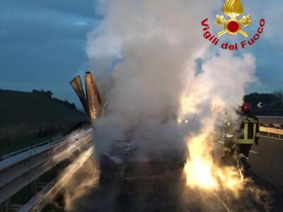 In fiamme un furgone sulla A1, traffico deviato