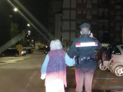 Spersa di notte al buio, i carabinieri la riaccompagnaano a casa