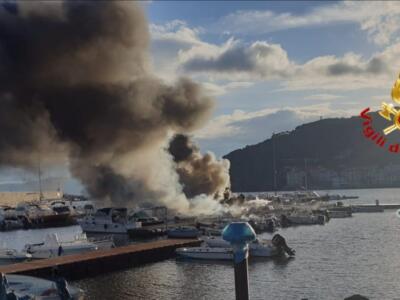 Isola d’Elba, in fiamme una barca in porto