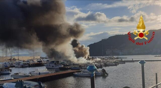 Isola d&#8217;Elba, in fiamme una barca in porto