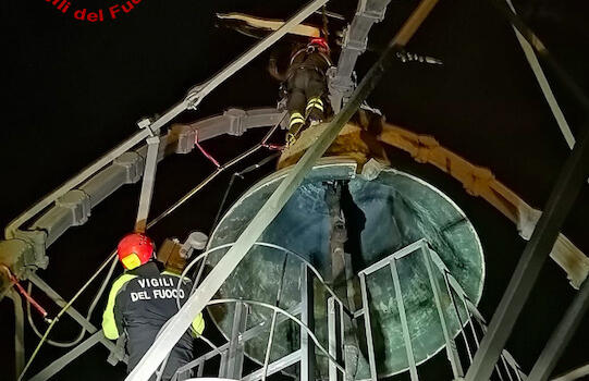 Drone resta impigliato alla Torre del Mangia, al lavoro i vigili del fuoco