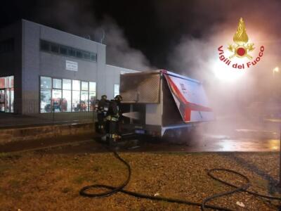 Incendio ad un camion alimentari nella notte