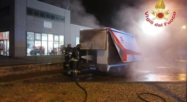 Incendio ad un camion alimentari nella notte