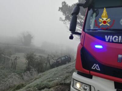 Sansepolcro: donna incastrata nel veicolo finito in scarpata