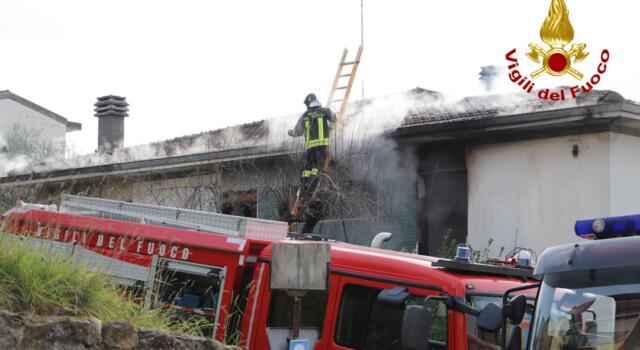 Incendio in casa, danni al tetto e abitazione inagibile