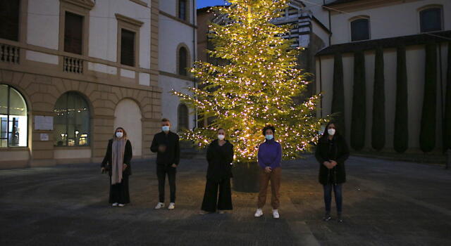 Aspettando i saldi. Ad Altopascio luminarie ancora accese e promozioni