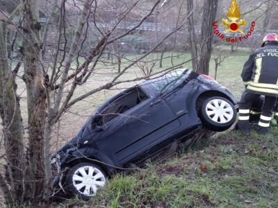 Con l’auto fuori strada, due feriti