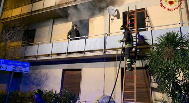 Incendio in condominio, un ustionato e un intossicato