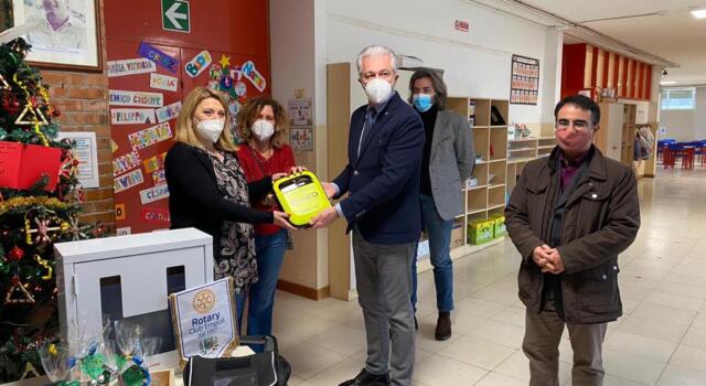 Il Rotary Club Empoli dona un defibrillatore alla primaria ‘Carlo Rovini’