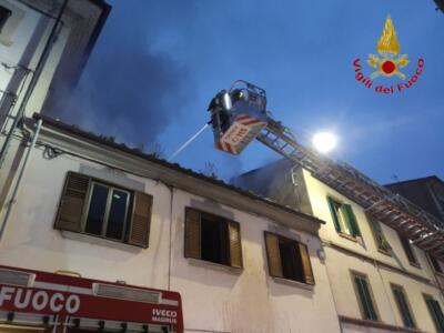 Incendio e  crollo di parte del tetto: Vigili del Fuoco in azione a Prato