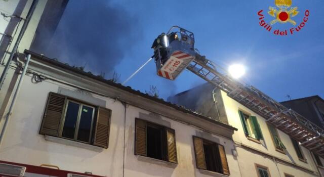 Incendio e  crollo di parte del tetto: Vigili del Fuoco in azione a Prato