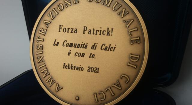 Patrick Zaki insignito della medaglia ufficiale del comune di Calci