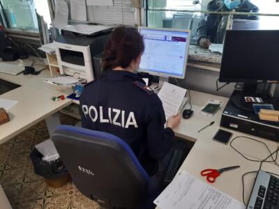 Perquisizioni della polizia contro gruppi no-vax, sono accusati di associazione a delinquere e altri reati