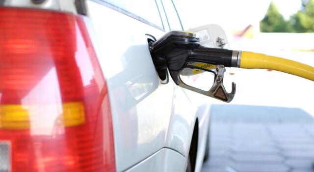 Erogava meno carburante di quello segnalato: sequestrata pompa benzina