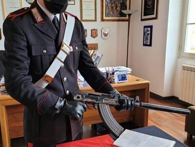 Kalashnikov e munizioni in casa, arresto convalidato per 35enne