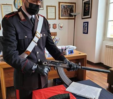 Kalashnikov e silenziatore nascosti in casa: arrestato 35enne