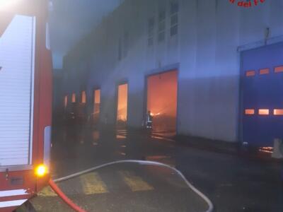 Incendio al magazzino di stoccaggio dei rifiuti in via Pasubio: le raccomandazioni del sindaco